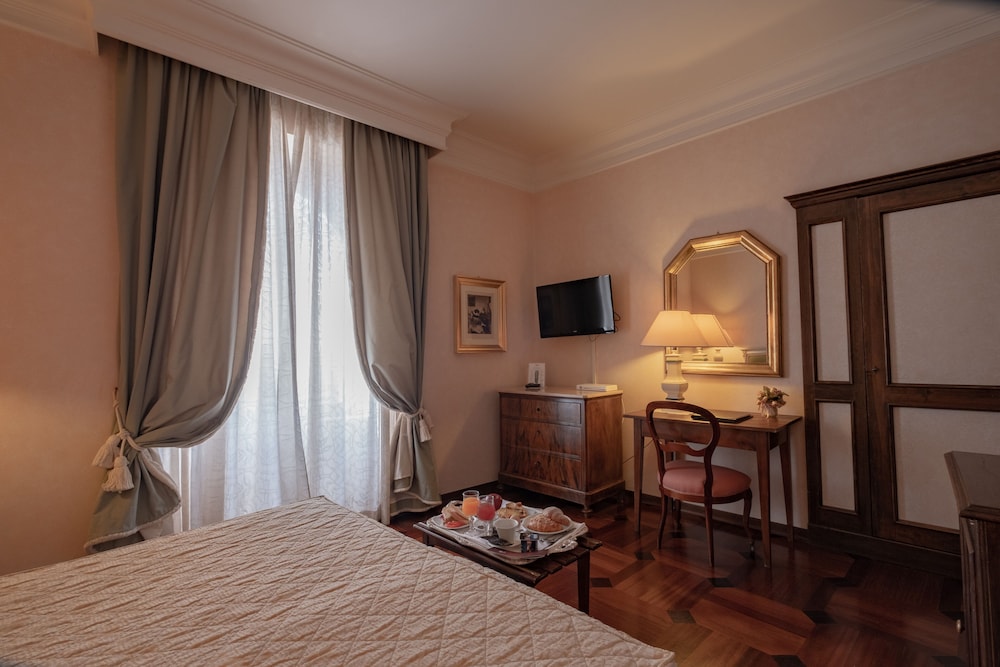 SUPERIOR, DELUXE, DOUBLE BED