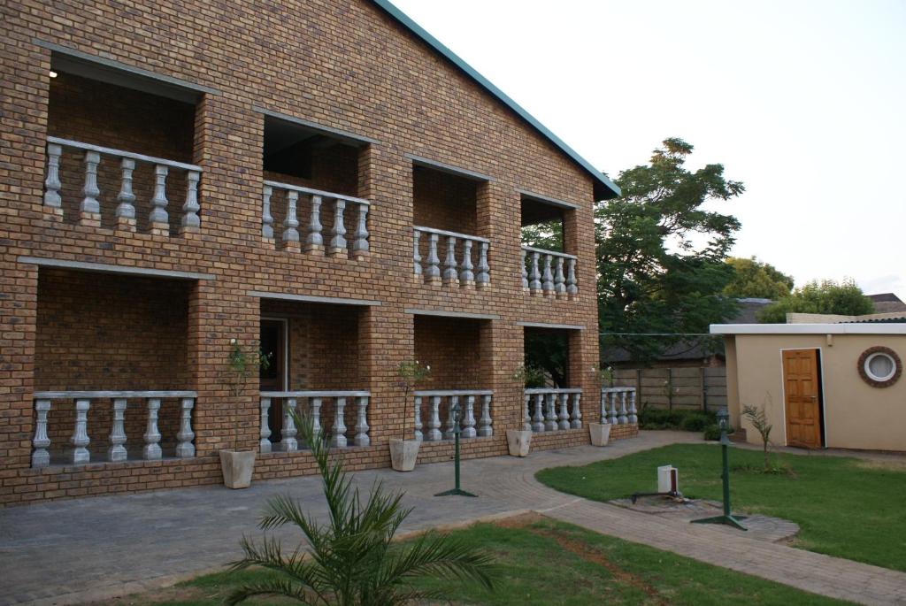Airport Inn Bed Breakfast And Emerald Guesthouse 1/30