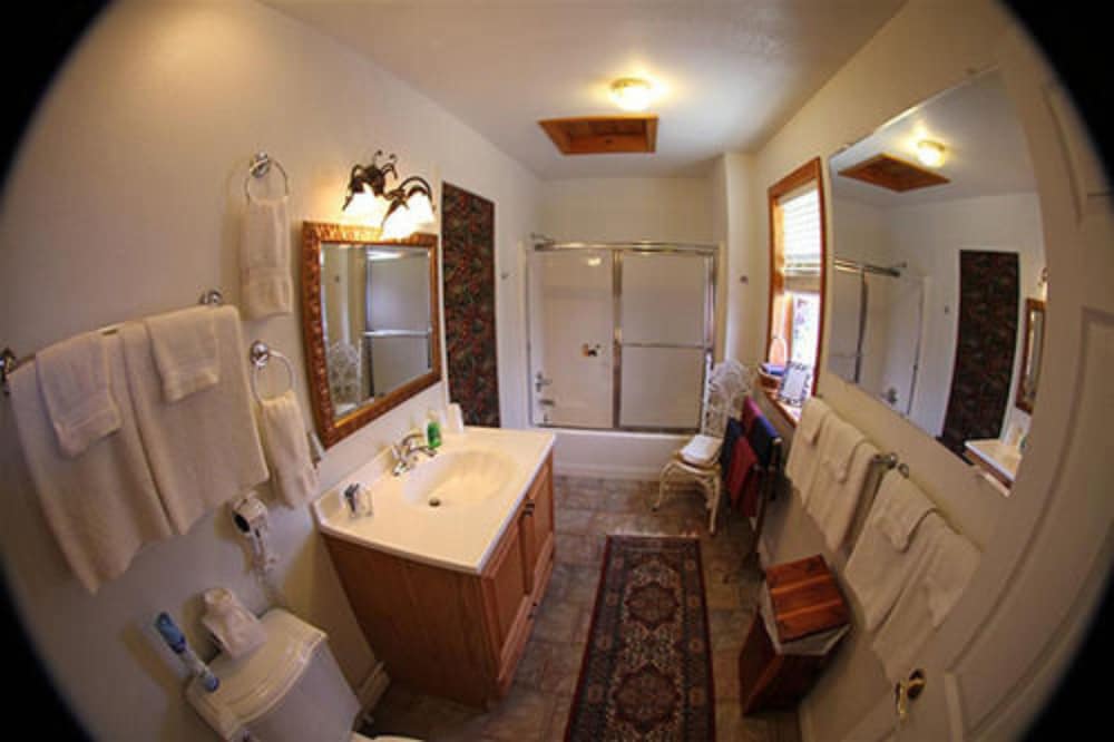 Echo Canyon Manor 17/76