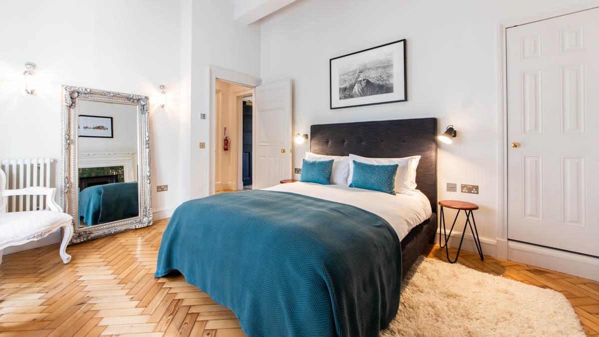 Apartment, King Bed, West Wing