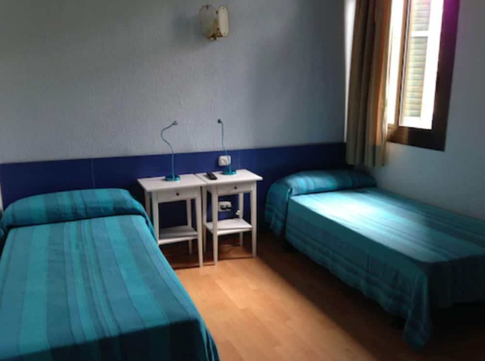 ROOM, DOUBLE OR TWIN BED, SHARED BATHROOM