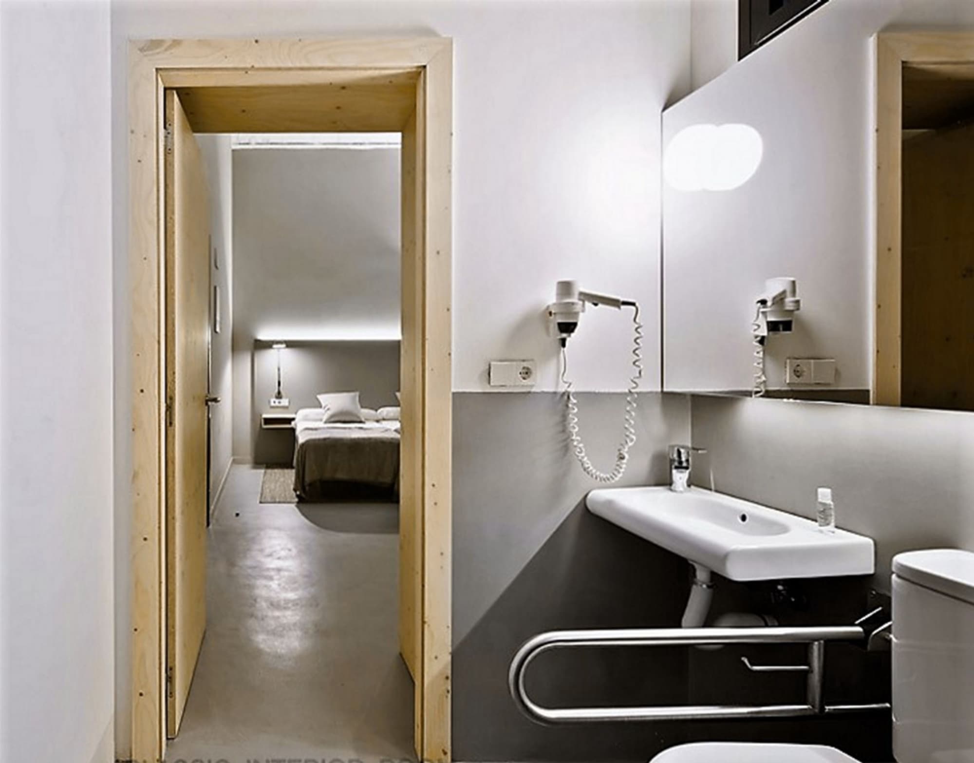 1 BEDROOM, STANDARD, TWIN BEDS