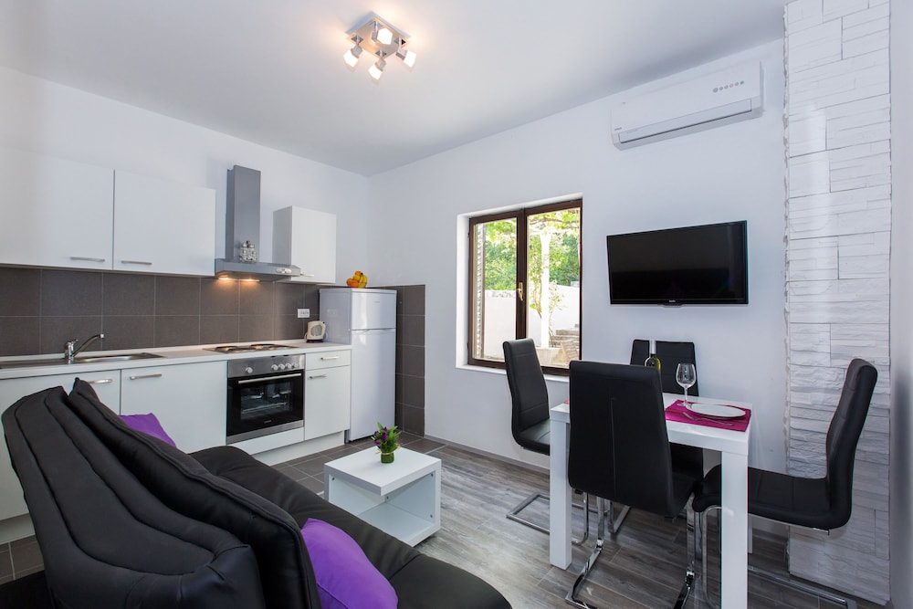 APARTMENTS VILLA ROZA 37/67