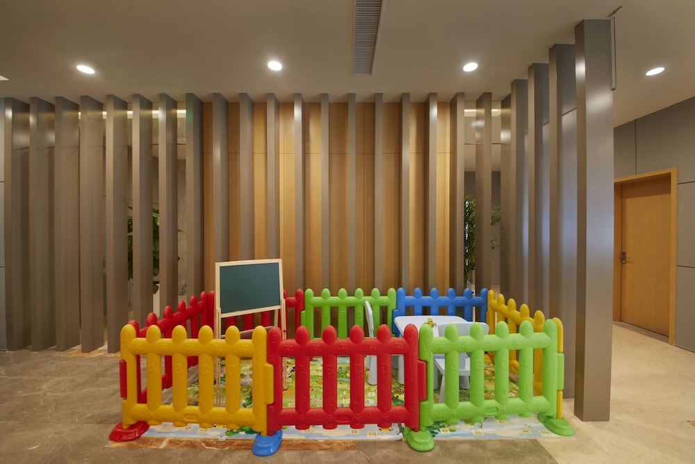 Holiday Inn Express Zhengzhou Zhengdong 64/73