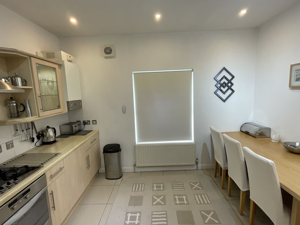 Earle House Serviced Apartments 12/50