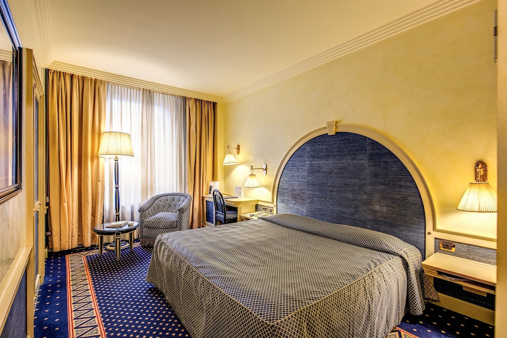 ROOM, DOUBLE OR TWIN BED