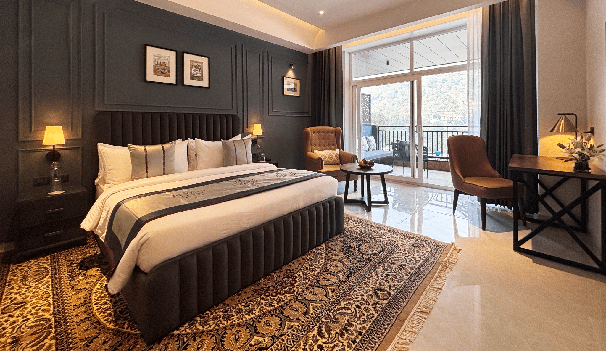 Club, Queen Bed, Mountain View