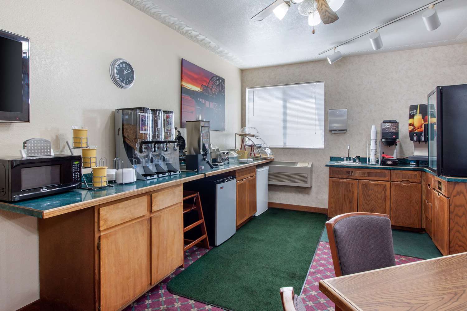 Econo Lodge Oacoma - Chamberlain West 6/12