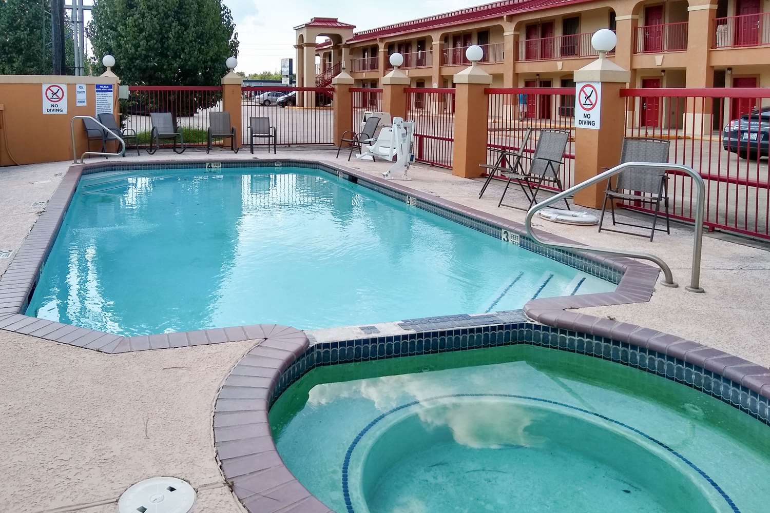 Econo Lodge Inn & Suites West - Energy Corridor 26/43