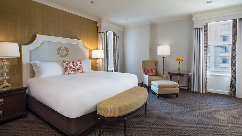 Valley, Suite, King Bed, Statue View