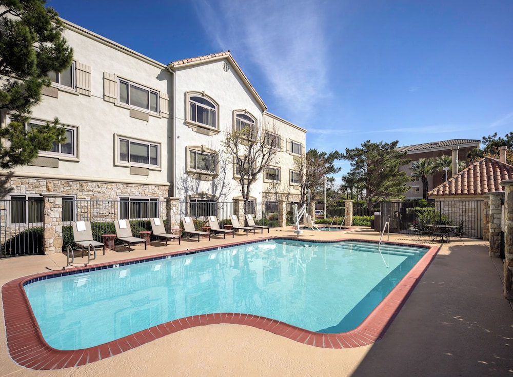 Ayres Suites 8/55