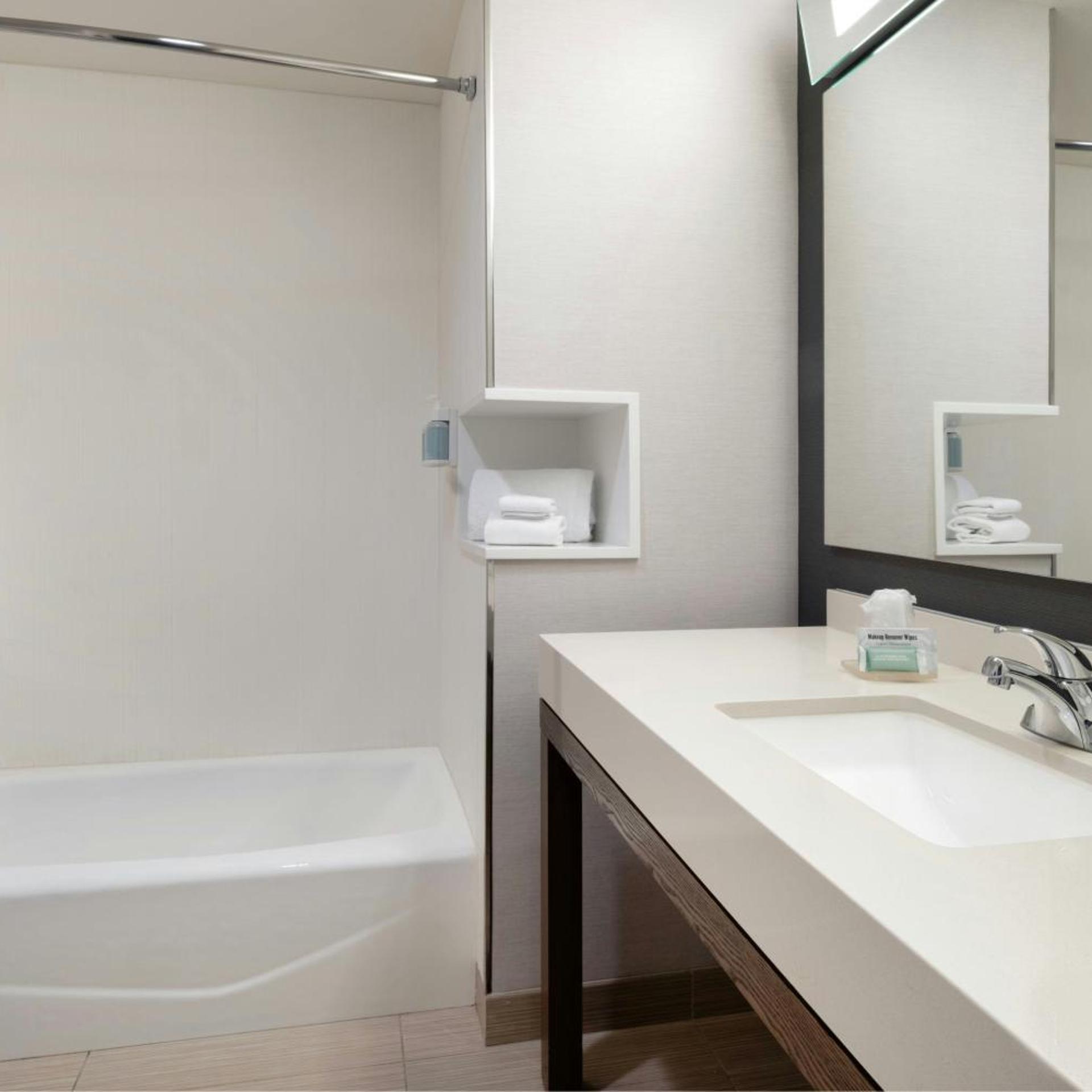 جناح تنفيذي بسرير كينج بغرفة نوم واحدة مع أريكة، Courtyard Redwood City 7/8