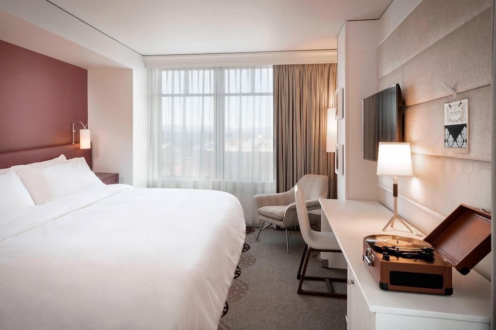 ROOM, KING BED, ACCESSIBLE