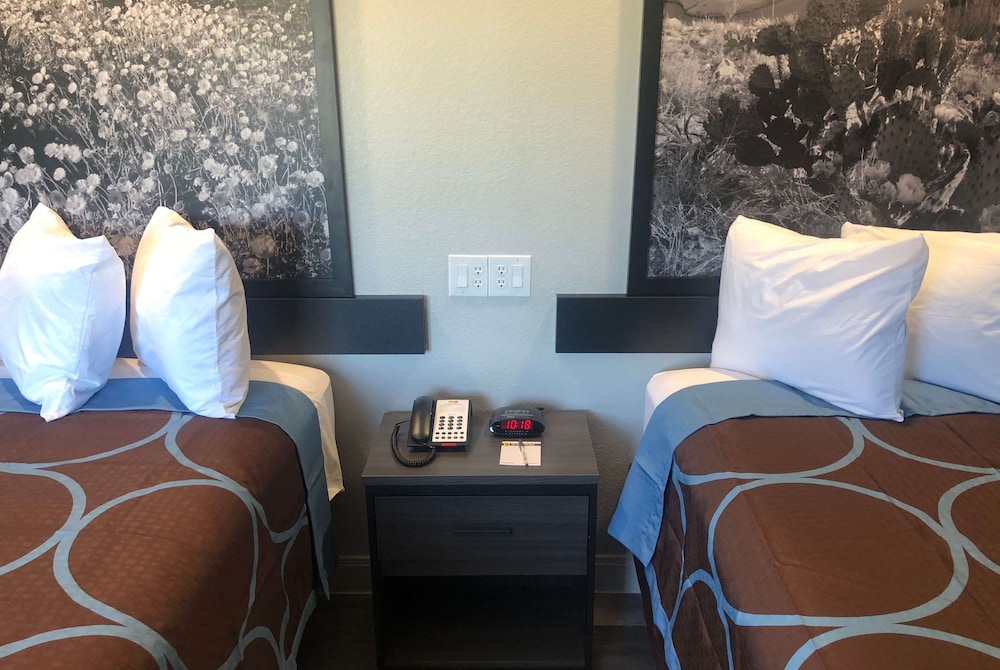 Hotel Blue Spring 20/24