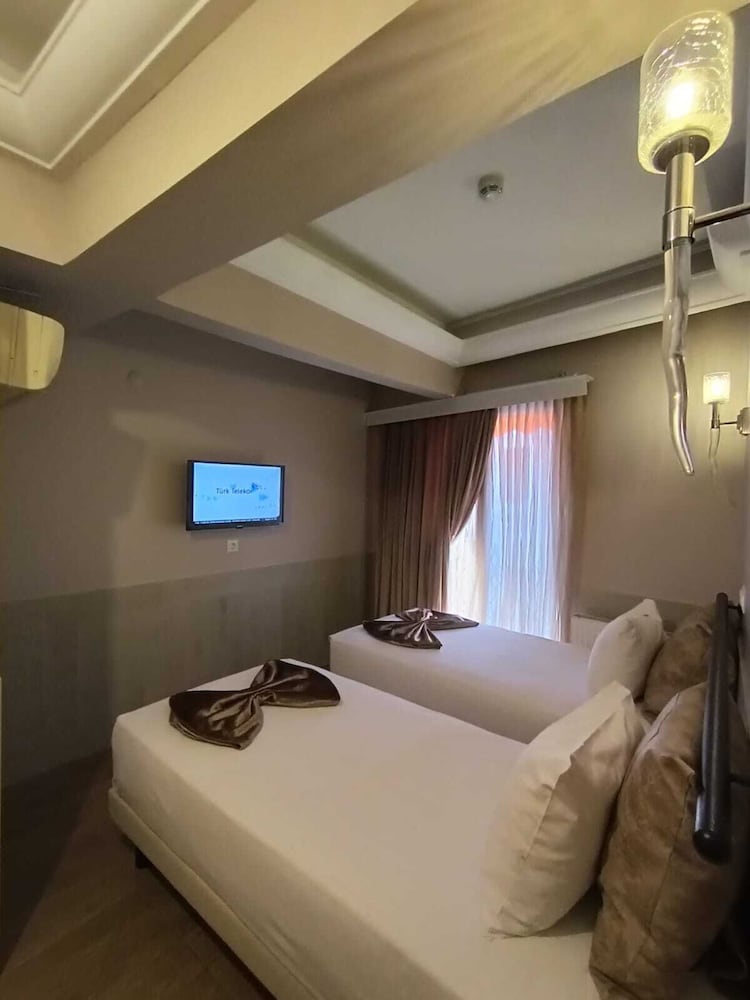 Deluxe, 2 Double and Twin Beds