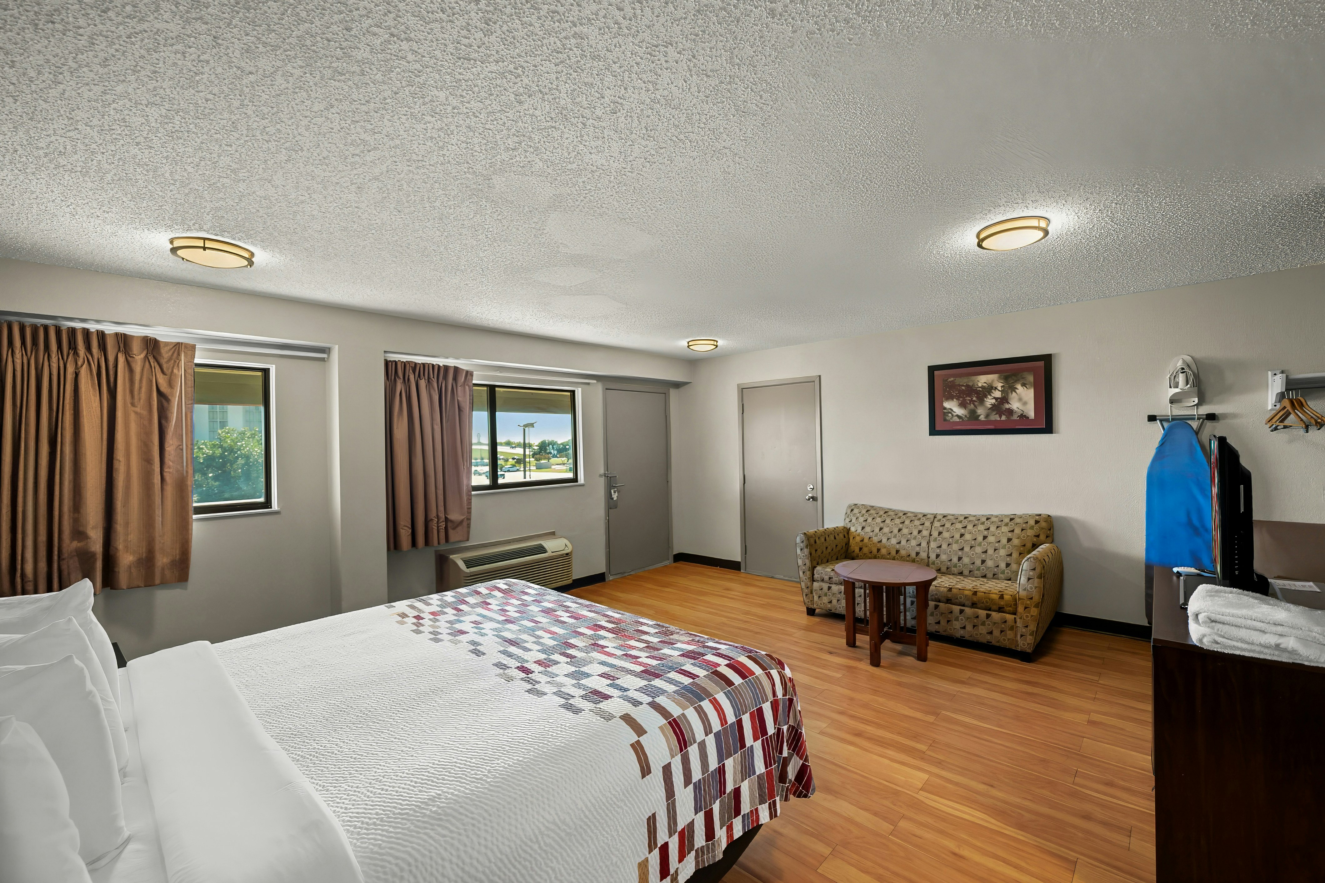 SUITE, KING BED, SMOKING
