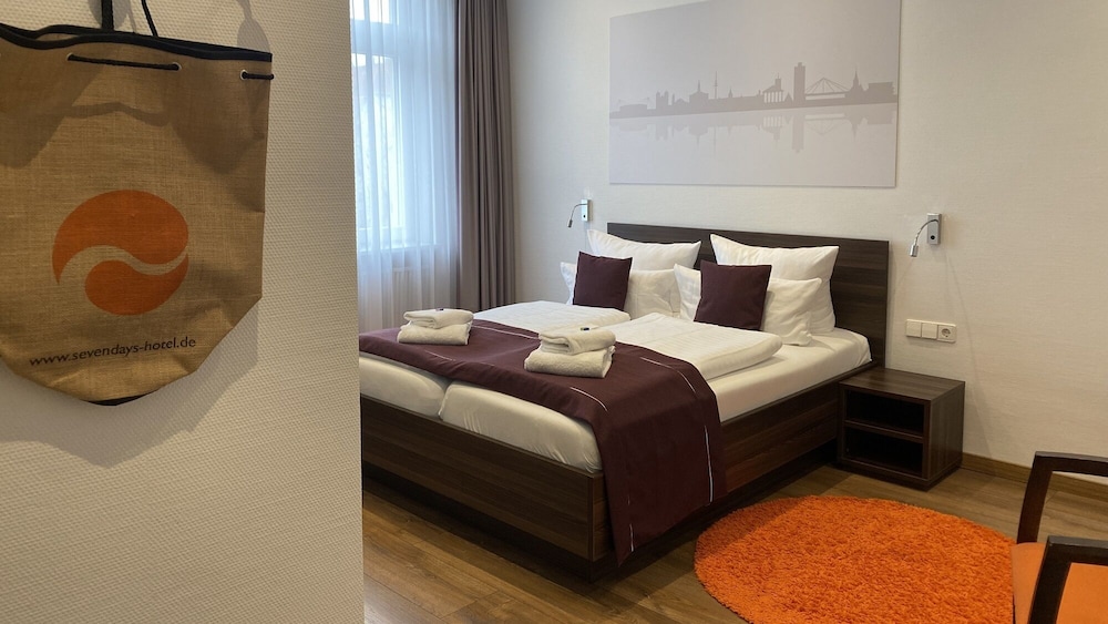 ROOM, DOUBLE BED