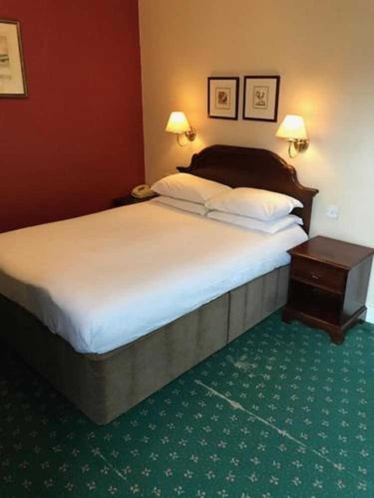 Green Dragon Hotel 8/49