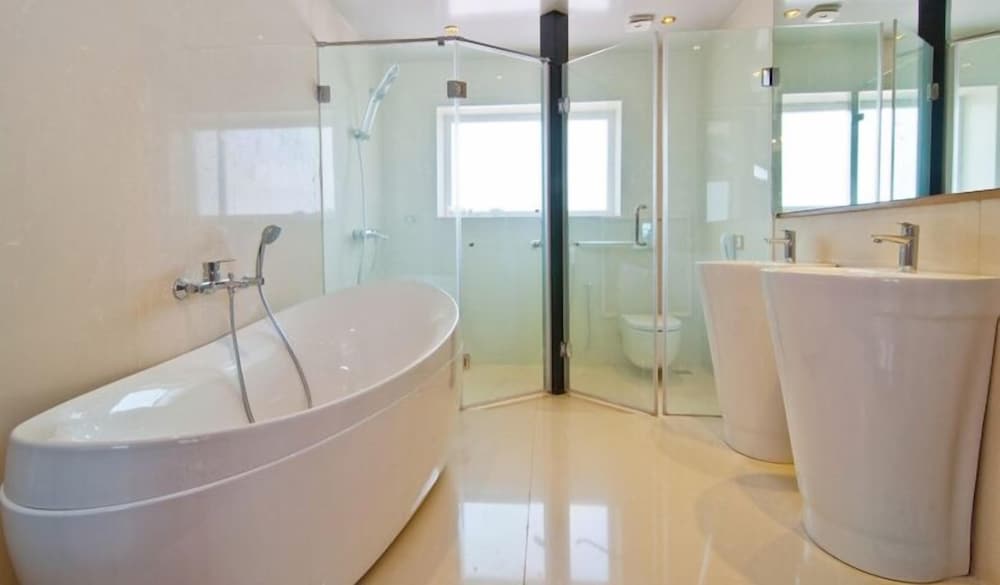 White Pearl Suites by Rosetum 62/62