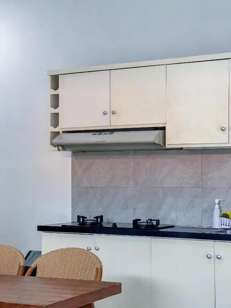 Apple Suite Apartment 8/56