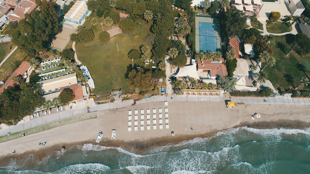Batihan Beach Resort 70/76