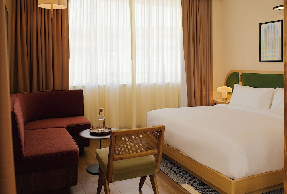 ROOM, KING BED, LARGE