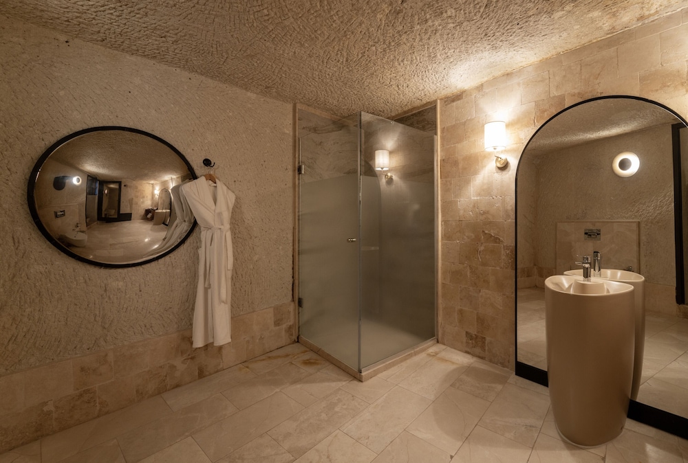 Artemis Cave Suites 28/64