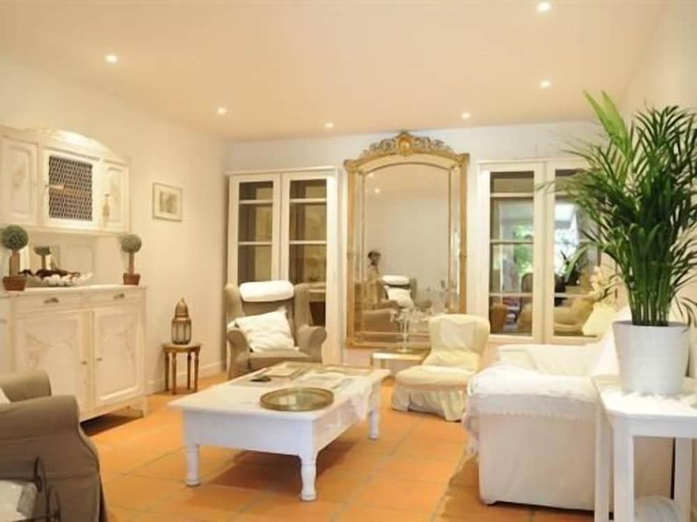 Villa Ambrosia 32/50