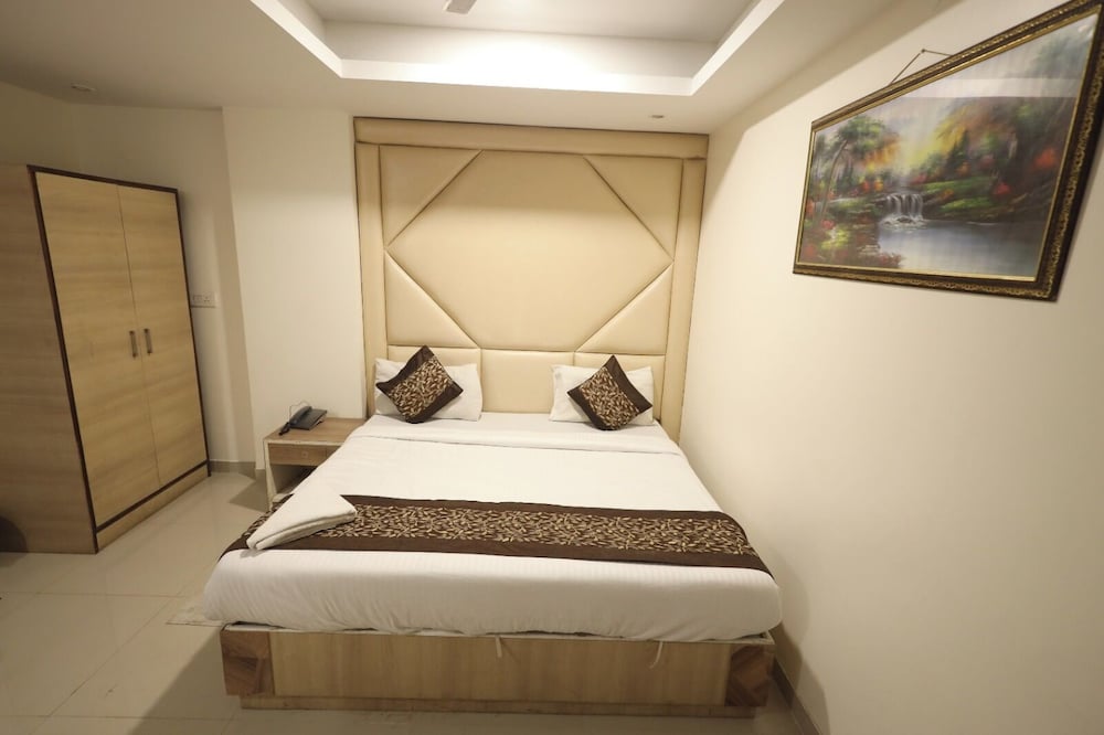 Hotel The Paramont Delhi 20/50