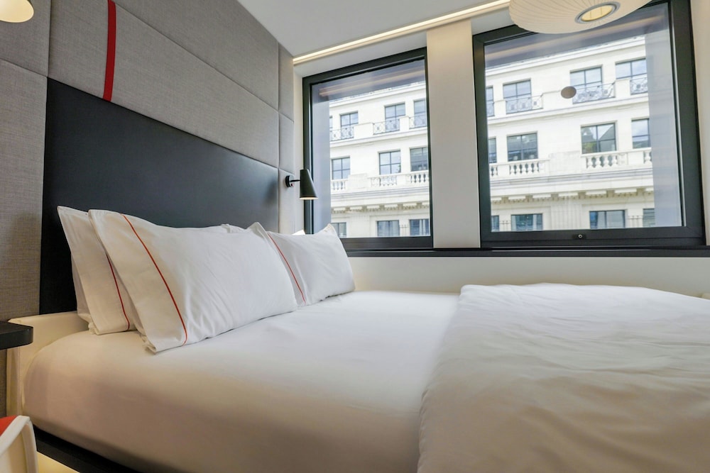 غرفة بسرير كينج في طابق مرتفع، CitizenM Paris Champs Elyses hotel 6/10