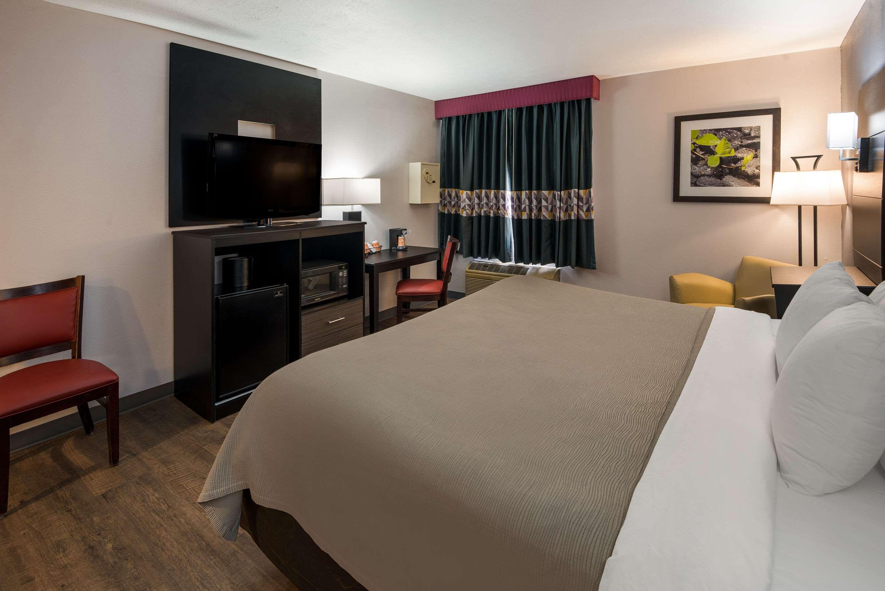 ROOM, KING BED