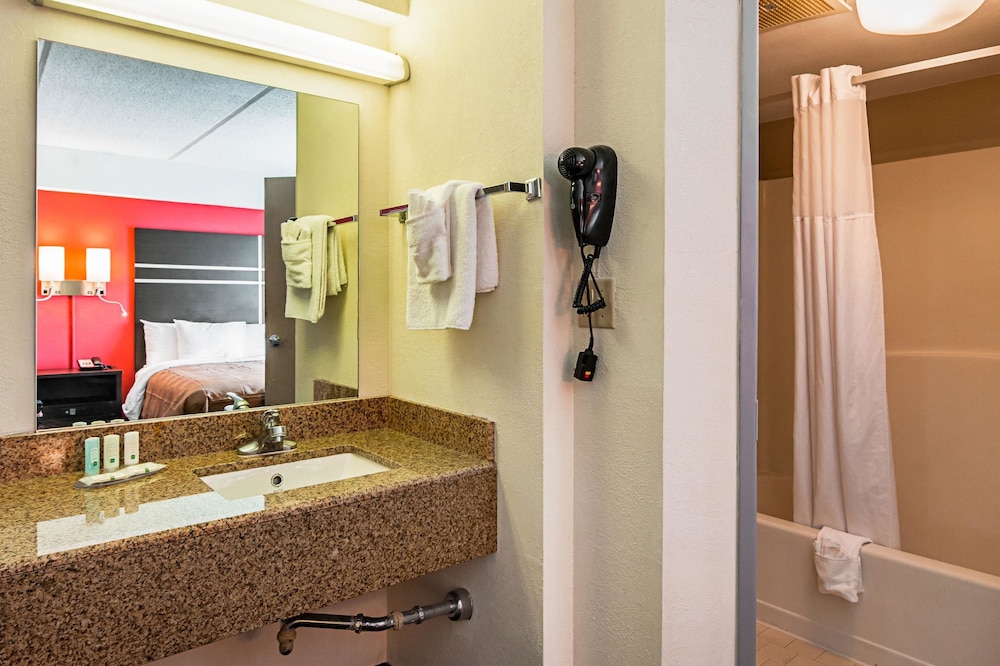 Quality Suites Atlanta Airport East GA 8/43