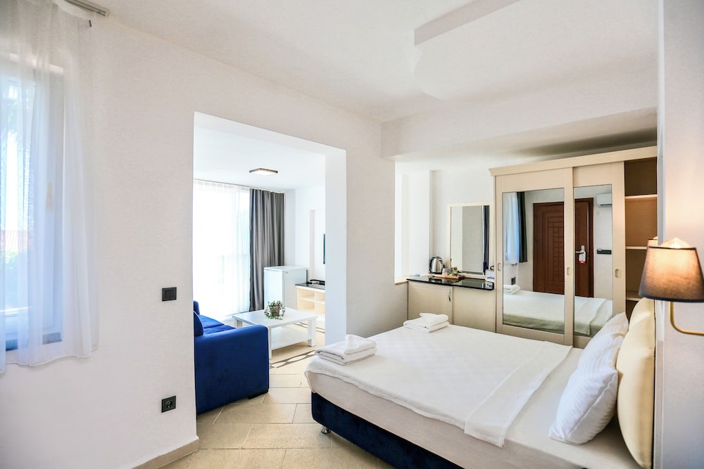 Tropical Deluxe Hotel 22/50