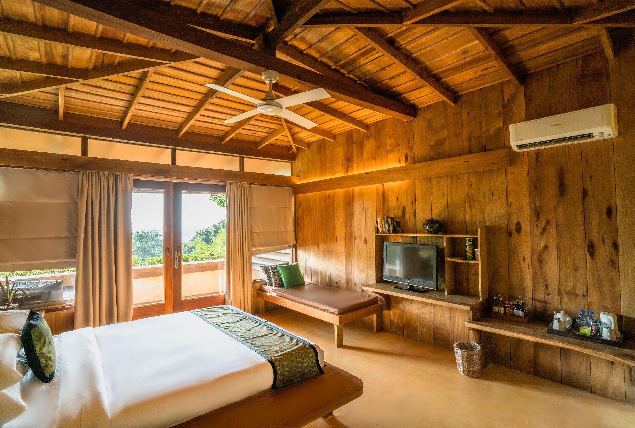 Retreat, Sunset, Queen Bed, Shared Balcony