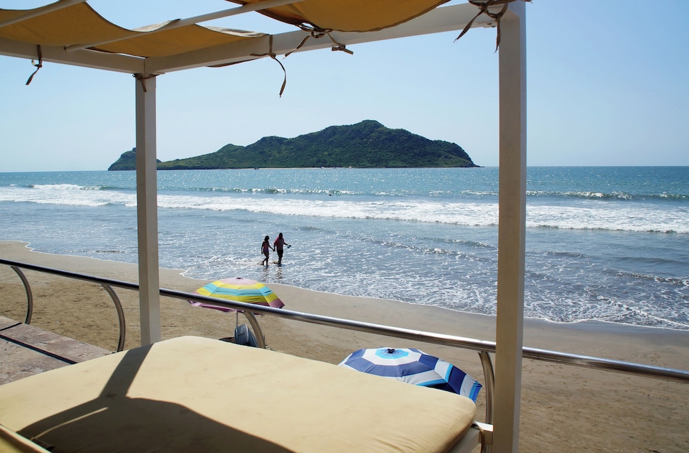 Royal Villas Resort Hotel 64/65