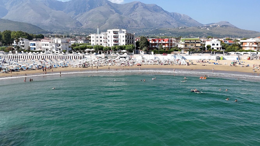Bajamar Beach Hotel 41/49