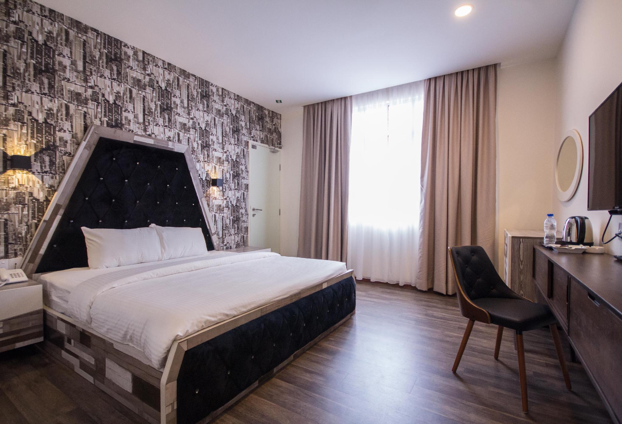 DELUXE, DOUBLE BED