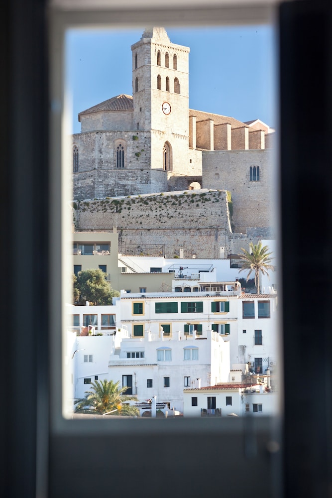 Hotel Ryans La Marina 3/69