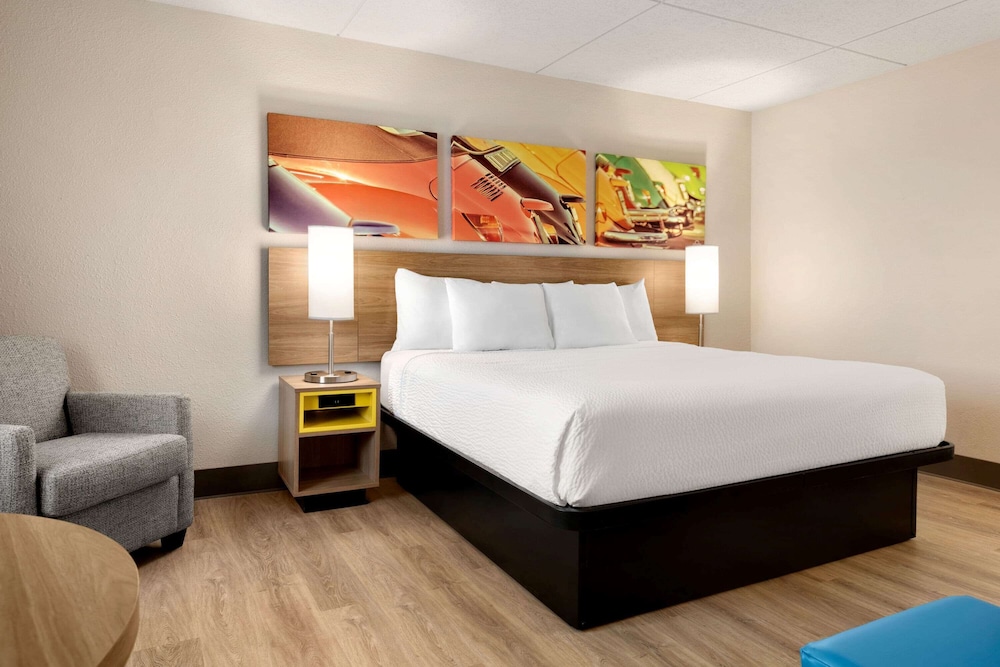 STUDIO, SUITE, KING BED