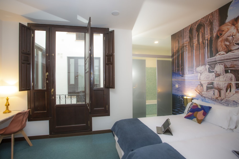 ROOM, DOUBLE OR TWIN BED