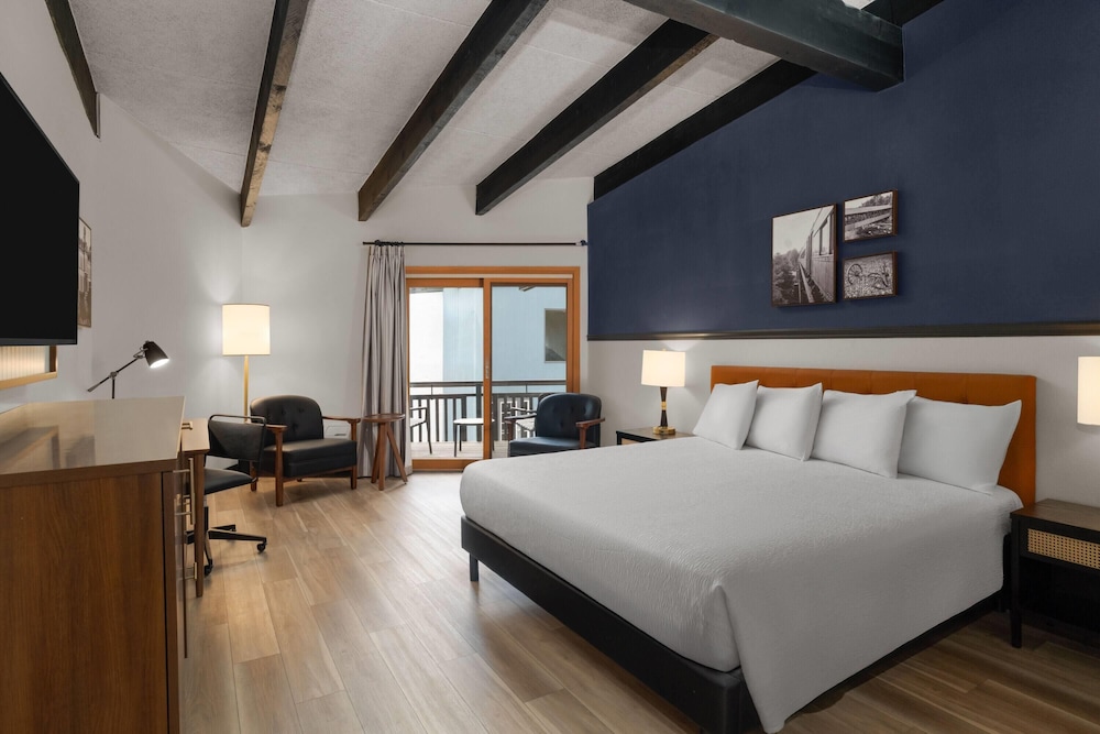 Hotel Vervana, Trademark Collection by Wyndham 23/66