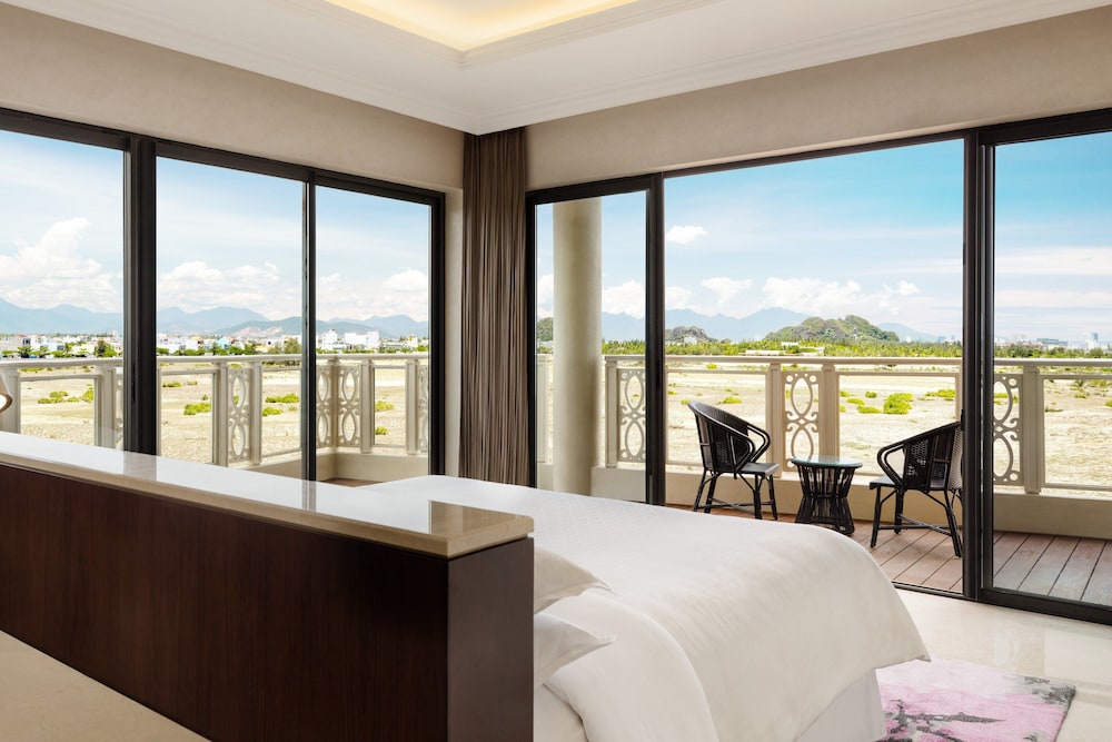 Sheraton Grand Danang Beach Resort and Spa 20/47