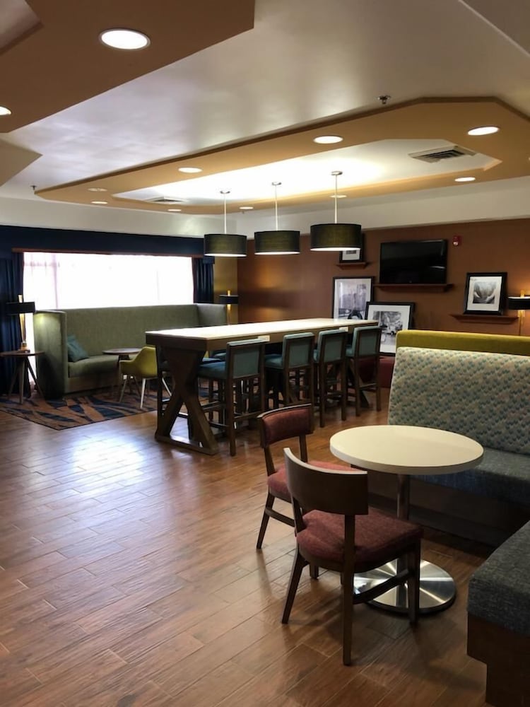 Hampton Inn Hutchinson 35/40