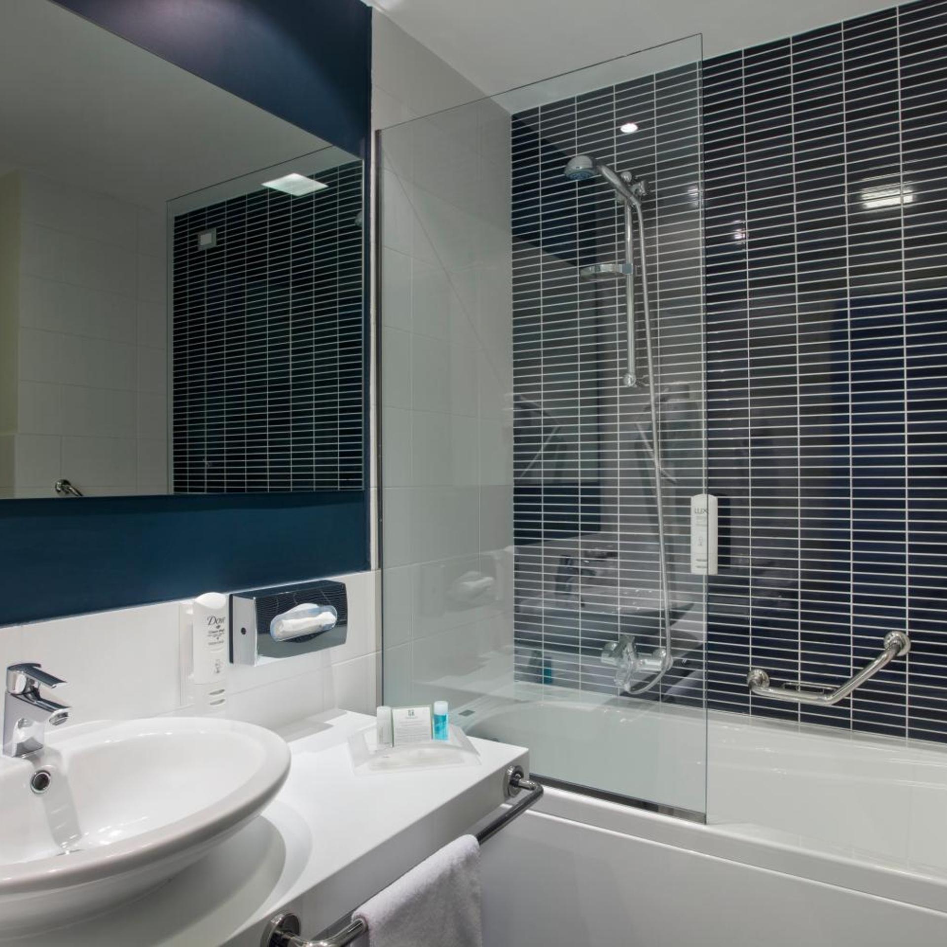 غرفة قياسية بسرير مزدوج مع أريكة، Holiday Inn Milan Nord Zara 7/10