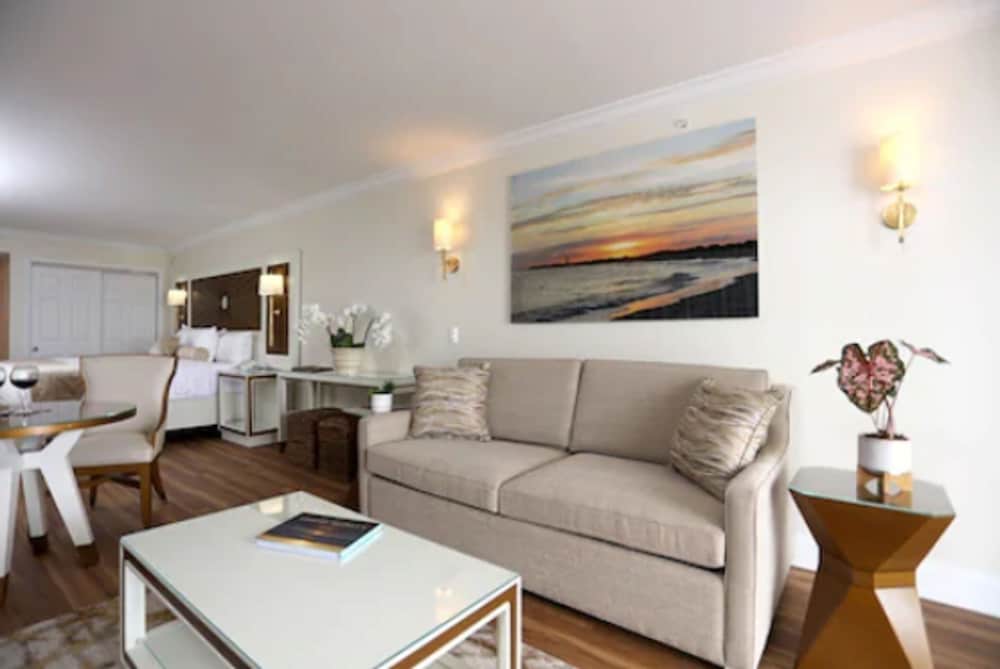La Mer Beachfront Inn 33/38