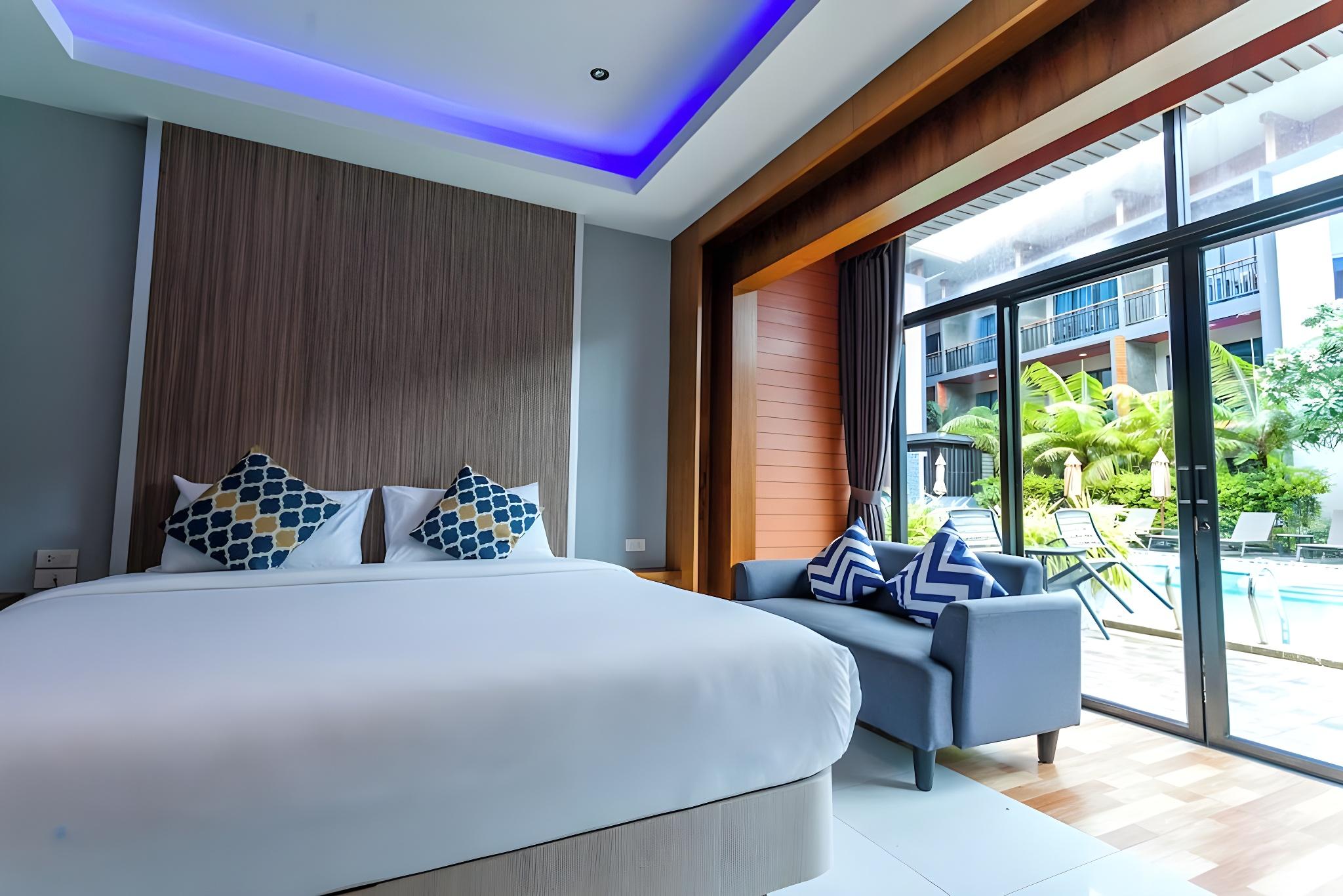 Deluxe, King Bed, Pool Access