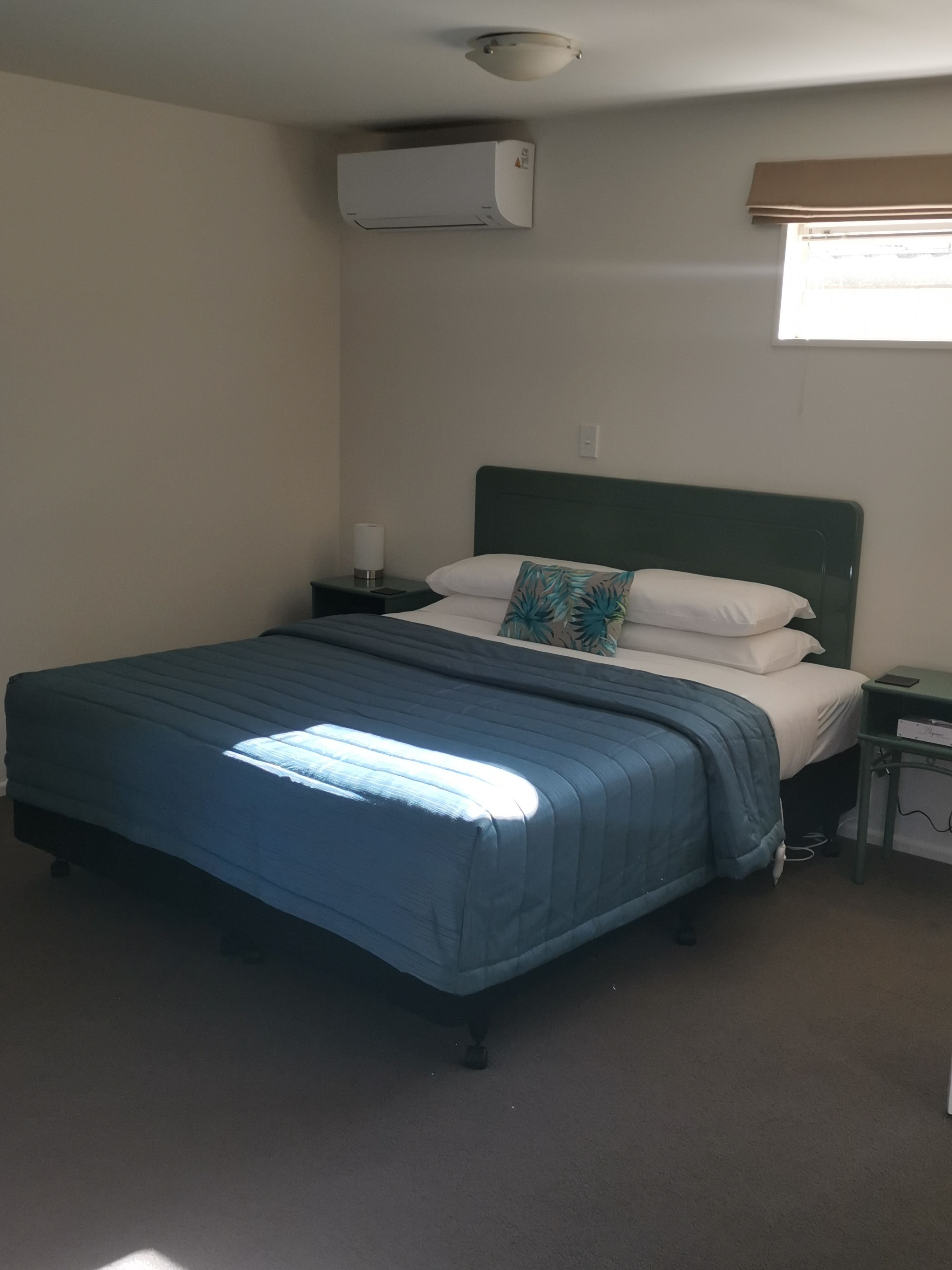 STUDIO, QUEEN BED