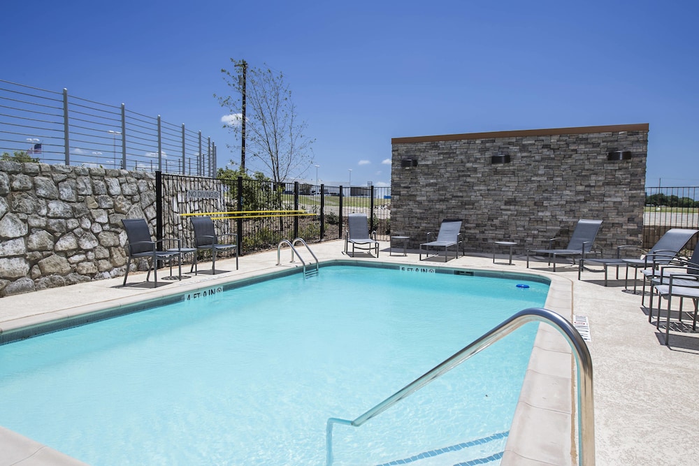 Fairfield Inn Suites Dallas Waxahachie 4/34