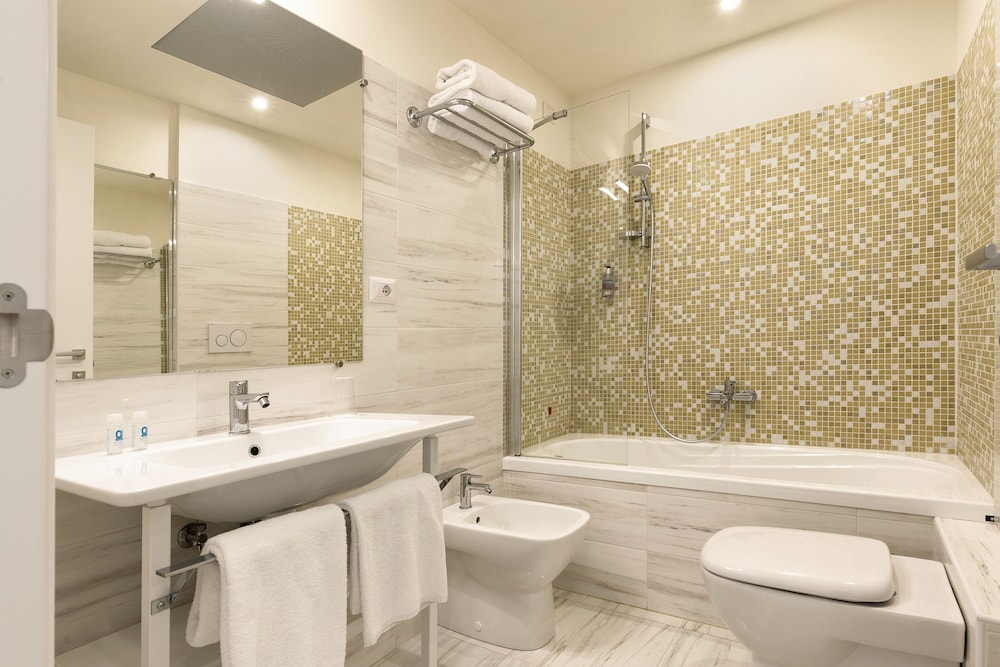 Adesso Hotel 49/50