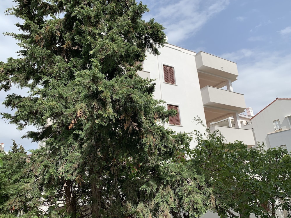 Maru Apartments 44/48